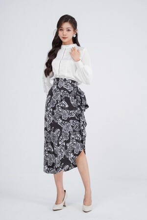 Sixdo Black Butterfly Midi Silk Skirt (chân váy)