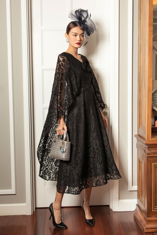 Sixdo Black V-neck Lace Dress In Deep Collection