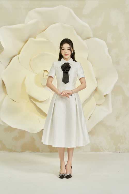 White Short Sleeves Midi Dress With Flower