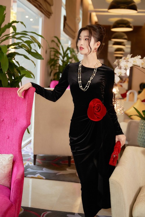 Black Round Neck Midi Velvet Dress With Flower