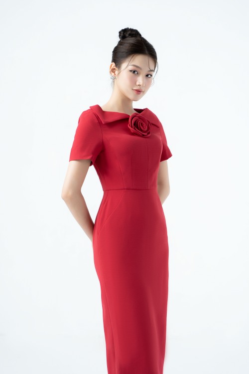 Red Oval Neckline Midi Woven Dress
