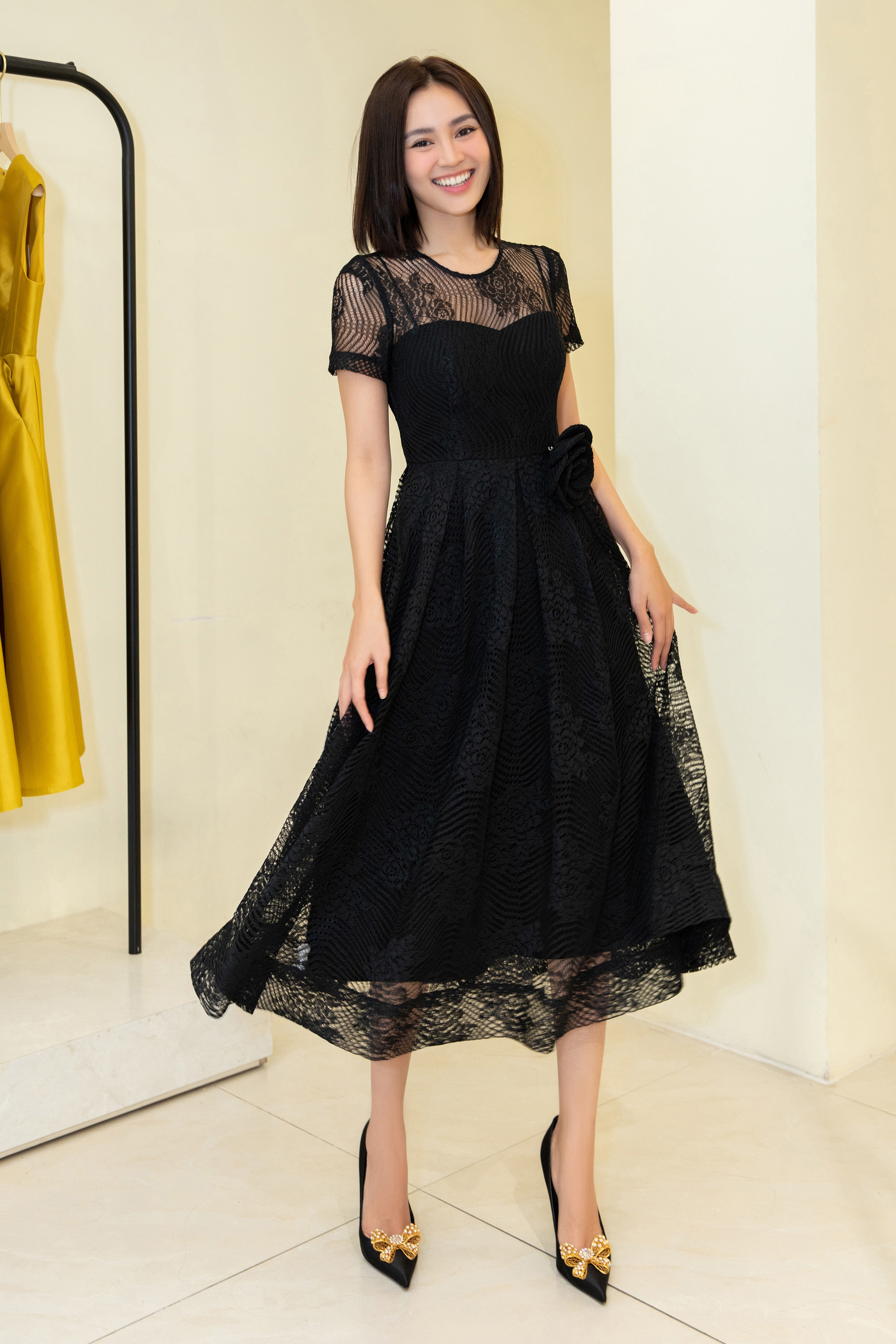 Black lace 2024 mid length dress