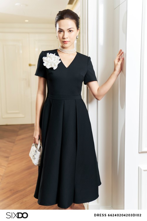Black Pleated Woven Midi Dress With Flower