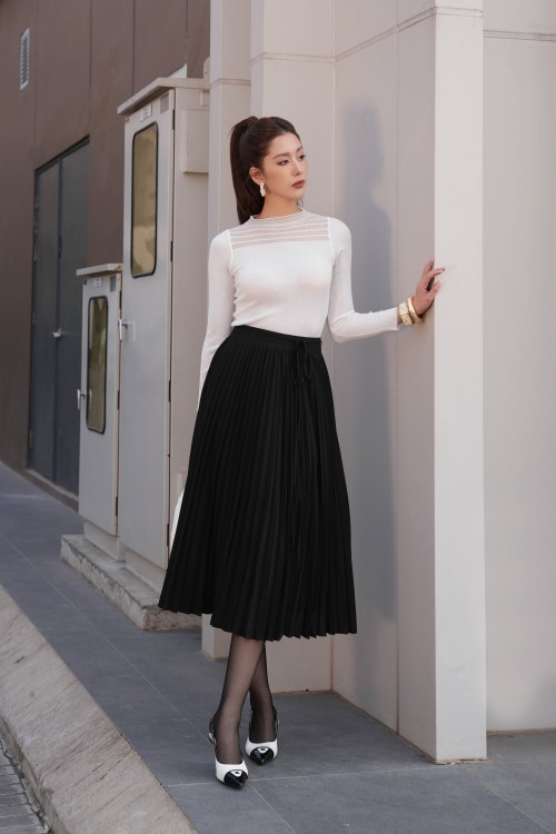 Black Pleated Raw Flared Skirt