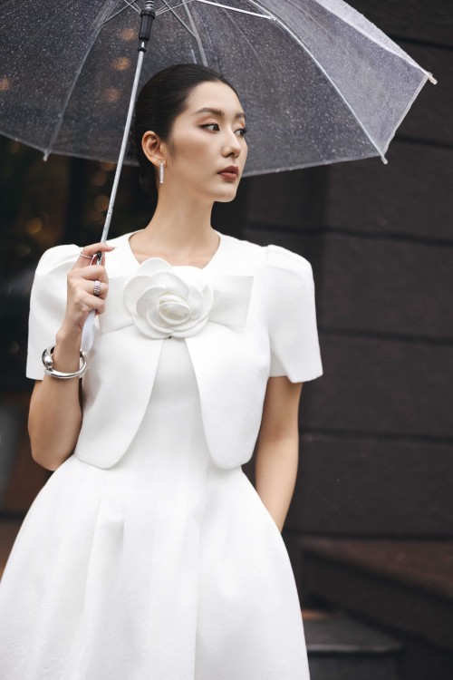 Sixdo White Brocade Sleeveless Dress And Vest