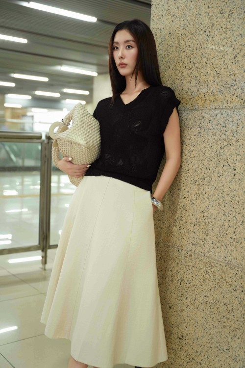 Black V-neck Knit Blouse