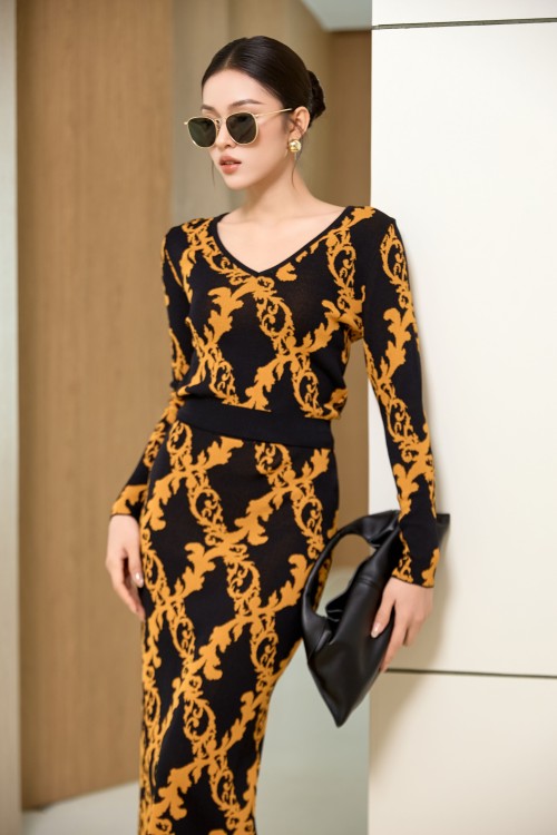 Sixdo Black Baroque Print Knit Top And Skirt Set