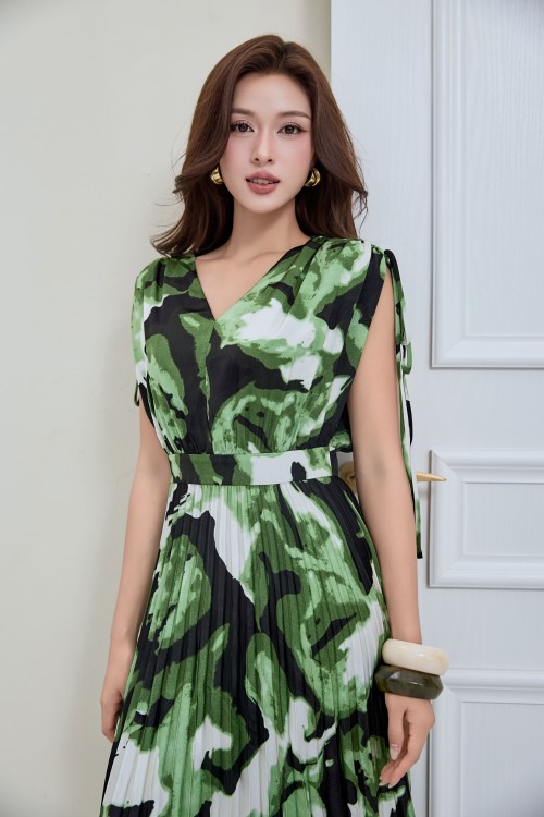 Sixdo Black &amp; Green Pleated Silk Midi Dress
