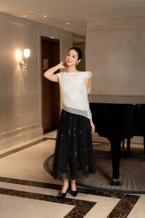 Sixdo White 3D Flower Organza Blouse