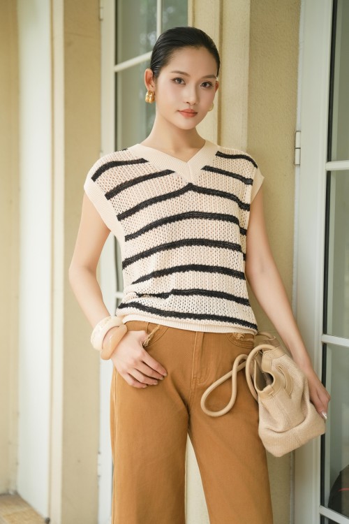 Sixdo Black Cream Knit Blouse
