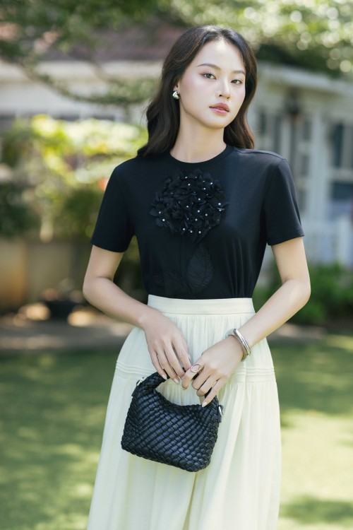 Black Bloom Relief Cotton Tshirt