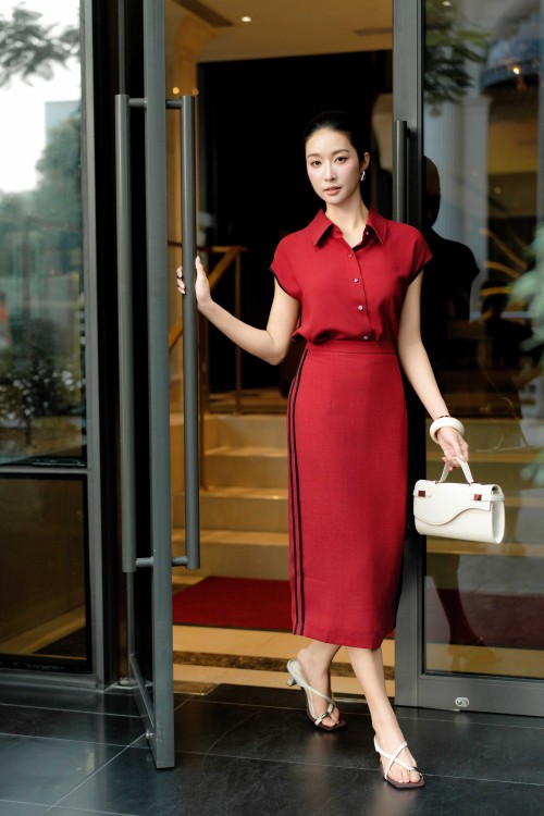 Burgundy Woven Pencil Skirt
