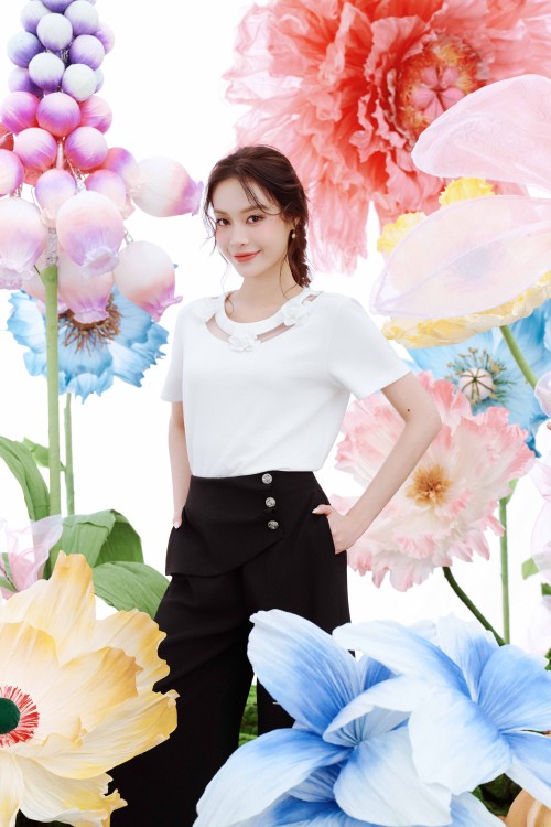 White 3D Flower Knit Blouse